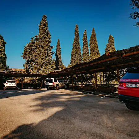 Rigat Park & מלון